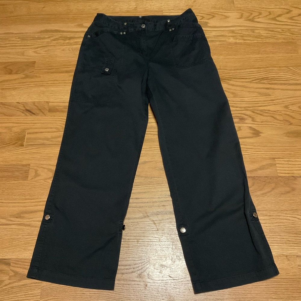 Women’s Jones New York Sport Black Capri Pants with Silver Accent. Pants roll up